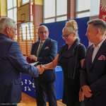 Kobieta odbiera gratulacje z rąk prezydenta Tadeusza Truskolaskiego  