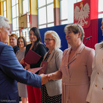 Nauczycielka odbiera gratulacje z rąk prezydenta Tadeusza Truskolaskiego 