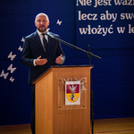Przewodniczący Rady Miasta Białystok Łukasz Prokorym przemawia podczas uroczystości