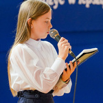 Dziewczynka przemawia podczas uroczystości 