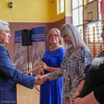 Nauczycielka przyjmuje gratulacje od prezydenta Tadeusza Truskolaskiego 