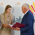 Prezydent Tadeusz Truskolaski wręcza nagrodę Natalii Kaczmarek