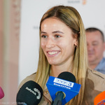 Medalistka Natalia Kaczmarek zabiera głos podczas konferencji prasowej