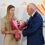 Prezydent Tadeusz Truskolaski wręcza kwiaty medalistce Natalii Kaczmarek