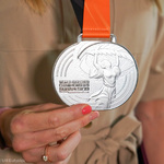 Natalia Kaczmarek trzyma w dłoni srebrny medal