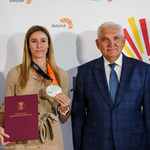 Prezydent Tadeusz Truskolaski pozuje do pamiątkowego zdjęcia z medalistką Natalią Kaczmarek