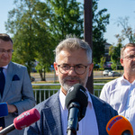 Prezes Fundacji Białystok Biega Grzegorz Kuczyński zabiera głos podczas konferencji prasowej 