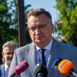 Zastępca prezydenta Rafał Rudnicki zabiera głos podczas konferencji prasowej 