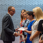 Zastępca prezydenta Zbigniew Nikitorowicz gratuluje nauczycielkom