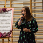 Kobieta śpiewa podczas uroczystości 