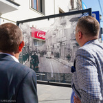 Zastępcy prezydenta Rafał Rudnicki oraz Zbigniew Nikitorowicz spoglądają przez ramę, w której widać dawny Rynek Kościuszki