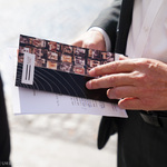 Męska dłonie trzymające broszurę informacyjną