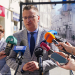 Zastępca prezydenta Rafał Rudnicki zabiera głos podczas konferencji prasowej