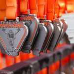 Srebrne medale Montani wiszące na pomarańczowej szarfie