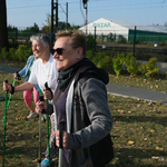 Seniorki korzystające z kijków do nordic walking