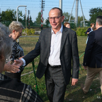 Zastępcy prezydenta Zbigniew Nikitorowicz oraz Przemysław Tuchliński witają się z seniorkami