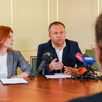 Andrzej Matys - Dyrektor Biura rady Miasta odpowiada na pytania dziennikarzy podczas konferencji prasowej