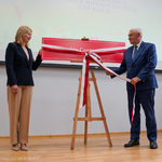 Prezydent Tadeusz Truskolaski wraz z Dyrektor BCE Mariolą Ambrożej otwiera Białostockie Centrum Edukacji