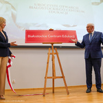 Prezydent Tadeusz Truskolaski wraz z Dyrektor BCE Mariolą Ambrożej prezentuje tablicę Białostockiego Centrum Edukacji