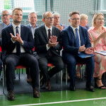 Zastępca prezydenta Zbigniew Nikitorowicz, Poseł na Sejm Krzysztof Truskolaski oraz inni goście biją brawa podczas wydarzenia 