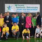 Zastępca prezydenta Zbigniew Nikitorowicz, Poseł na Sejm Krzysztof Truskolaski oraz uczestnicy turnieju pozują do pamiątkowego zdjęcia w sali gimnastycznej