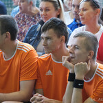 Zbliżenie na trzech mężczyzn w pomarańczowych koszulkach