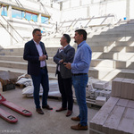 Zastępcy prezydenta Rafał Rudnicki oraz Przemysław Tuchliński podczas rozmów z mężczyzną na terenie budowy obiektów szkolnych