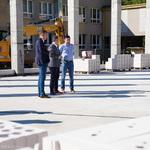 Zastępcy prezydenta Rafał Rudnicki oraz Przemysław Tuchliński rozmawiają z mężczyzną na terenie budowy
