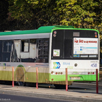 Autobus Białostockiej Komunikacji Miejskiej ma na szybie plakat ,,Nie śpij bo Cię przegłosują