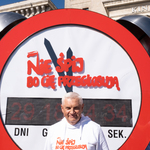 Prezydent Tadeusz Truskolaski pozuje do zdjęcia w białej koszulce z napisem ,,Nie śpij bo Cię przegłosują