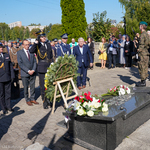 Delegacja z udziałem zastępca prezydenta Zbigniewa Nikitorowicz składa kwiaty pod Pomnikiem-Grobem Nieznanego Sybiraka