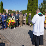 Uczestnicy uroczystości pod Pomnikiem-Grobem Nieznanego Sybiraka przy kościele pw. Ducha Świętego