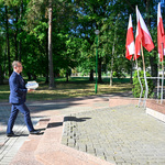 Delegacja z udziałem zastępca prezydenta Zbigniewa Nikitorowicz oddaje hołd pod Pomnikiem-Grobem Nieznanego Sybiraka