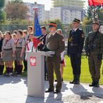 Wojskowy przemawia na uroczystości przy Muzeum Pamięci Sybiru
