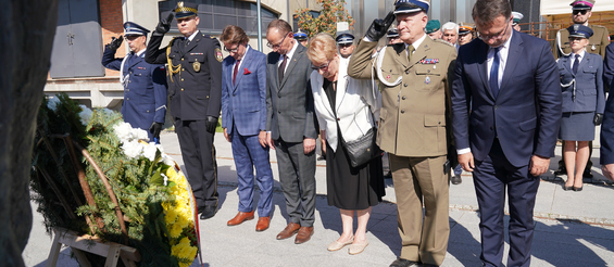 Miejska delegacja z zastępcami prezydenta Zbigniewem Nikitorowiczem i Adamem Musiukiem oddaje hołd przy pomniku