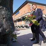Maciej Żywno i poseł Krzysztof Truskolaski składają kwiaty przy pomniku przy Muzeum Pamięci Sybiru