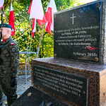 Służby mundurowe stoją przy pomniku upamiętniającym ofiary sowieckich deportacji przy ul. R. Traugutta