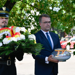 Zastępca prezydenta Białegostoku Adam Musiuk idzie ustawić znicz przy pomniku