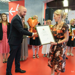 Przewodniczący Rady Miasta Łukasz Prokorym gratuluje nauczycielce