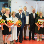 Prezydent Tadeusz Truskolaski pozuje do zdjęć z nagrodzonymi nauczycielami