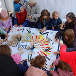 Dzieci rysują podczas festynu
