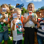 Dzieci prezentują otrzymane lizaki z logiem Miasta Białegostoku 