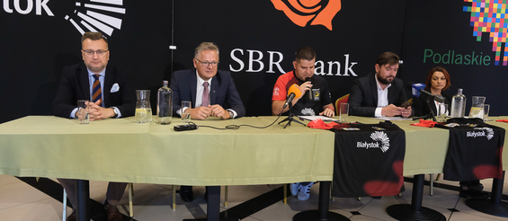 Zastępca prezydenta Rafał Rudnicki siedzi przy stole z uczestnikami konferencji prasowej