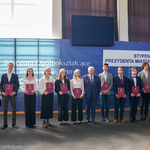 Nagrodzeni uczniowie pozują do pamiątkowego zdjęcia z prezydentem Tadeuszem Truskolaskim 