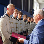 Mężczyzna odbiera gratulacje z rąk Prezydenta Miasta Białegostoku Tadeusza Truskolaskiego 