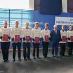 Prezydent Tadeusz Truskolaski pozuje do zdjęcia z nagrodzonymi uczestnikami orkiestry 
