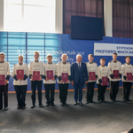 Stypendia Prezydenta Miasta - nagrodzeni uczniowie pozują do zdjęcia z prezydentem Tadeuszem Truskolaskim