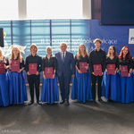 Nagrodzony stypendiami chór pozuje do pamiątkowego zdjęcia z prezydentem Tadeuszem Truskolaskim 