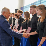 Prezydent wręcza Stypendia Prezydenta Miasta białostockiej uczennicy 