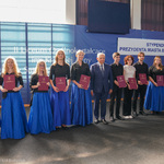 Nagrodzeni stypendiami uczniowie pozują do zdjęcia z prezydentem Tadeuszem Truskolaskim 